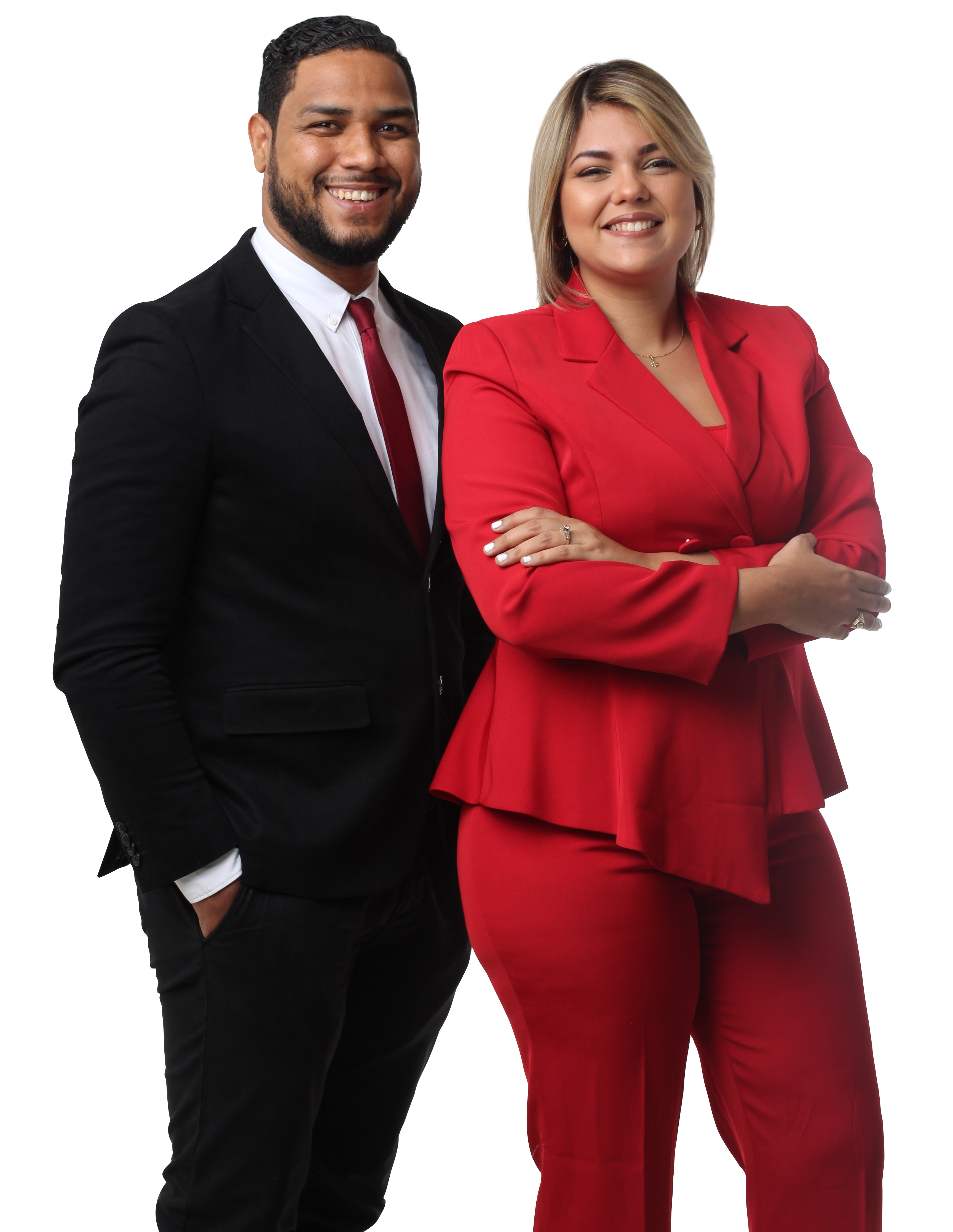 Dos personas de pie, sonriendo
